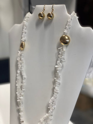 Collar blanco con oro