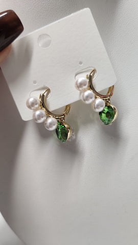 Arete Huggies  Perlas y Corazón  Verde