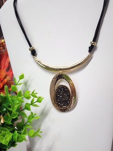 Collar Cuencas Oscuras