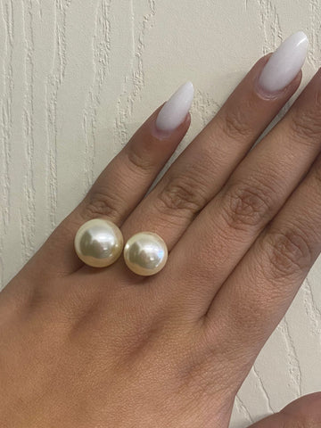 Anillo dos perlas