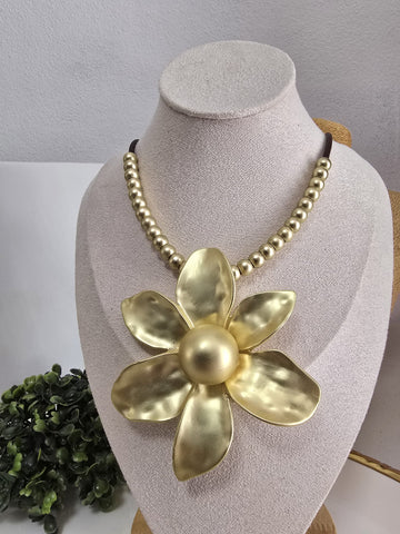#069-Collar de la flor Oro Mate
