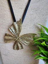 #576-Collar Mariposa Relieve
