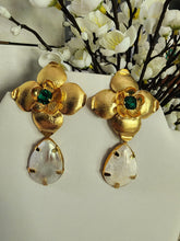 Aretes Daysi Gota de Nacar  Base dorada  Piedra Roja