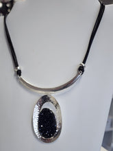 Collar Cuencas Oscuras